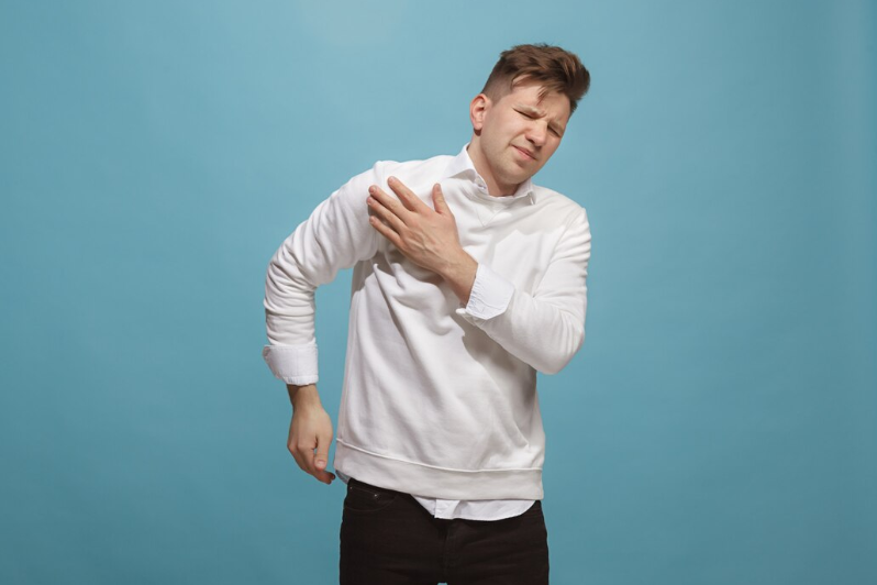 Kaj so najpogostejši vzroki za močno bolečino v desni rami