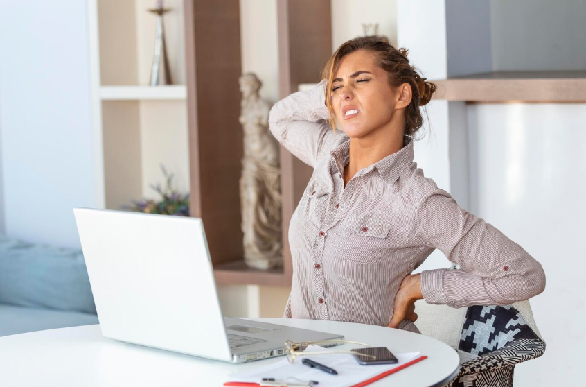 Zakaj sploh nastanejo bolečine pri sedenju – in kaj jih sproži